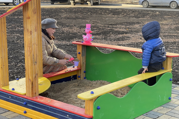 В Усть-Каменогорске новые детские площадки покрывают искусственным газоном